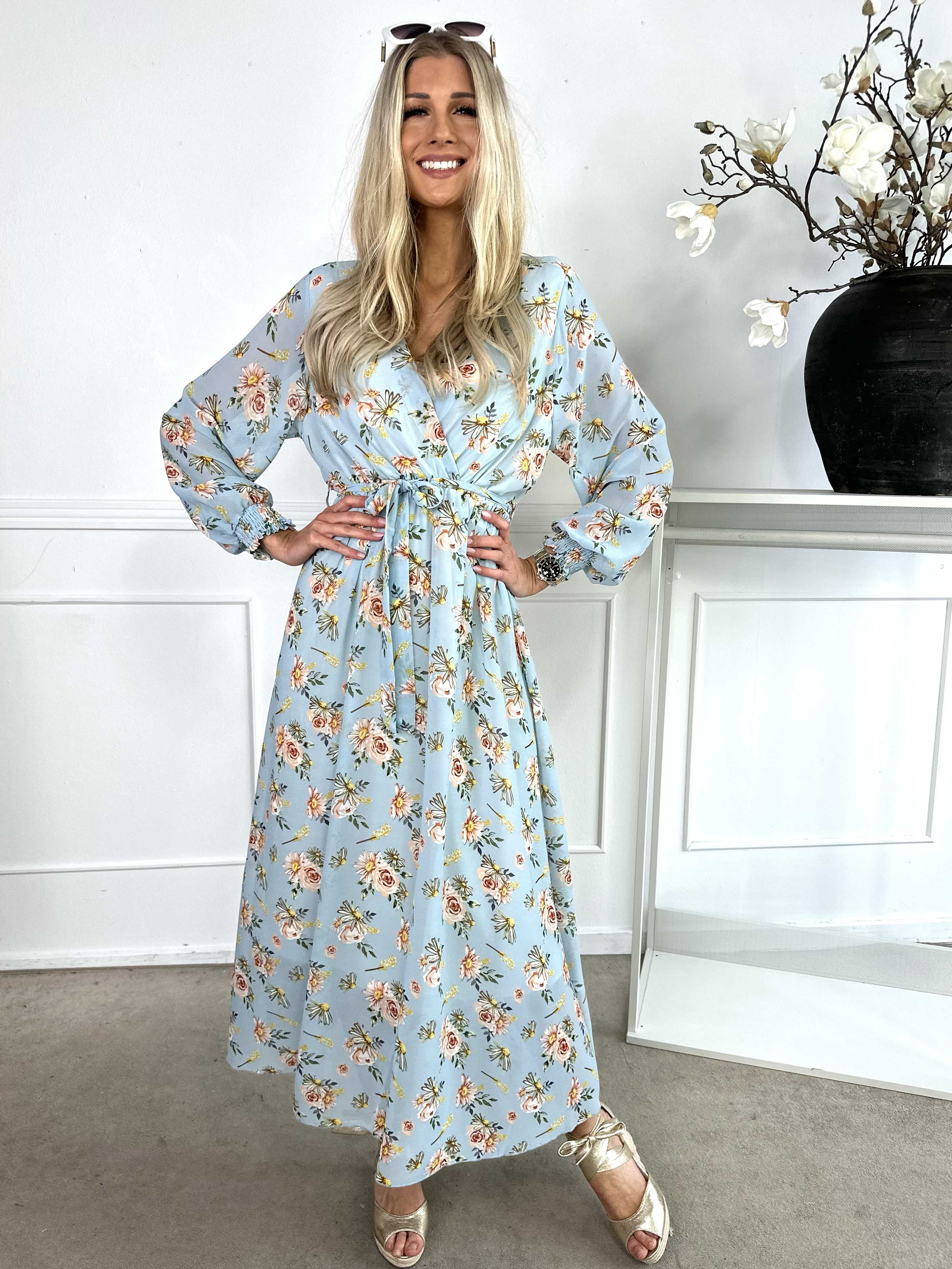 Zola - Lang kjole med blomster og semi-transparente ærmer